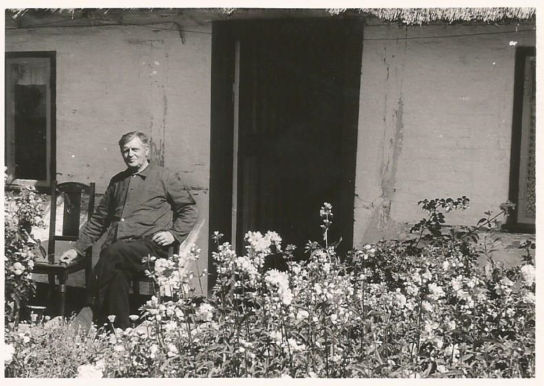 Julius August Christiansen foran sit hus ca. 1960