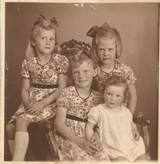 Forrest fra venstre Gitte, Lis, Rinda, bagerst Birthe, 1947