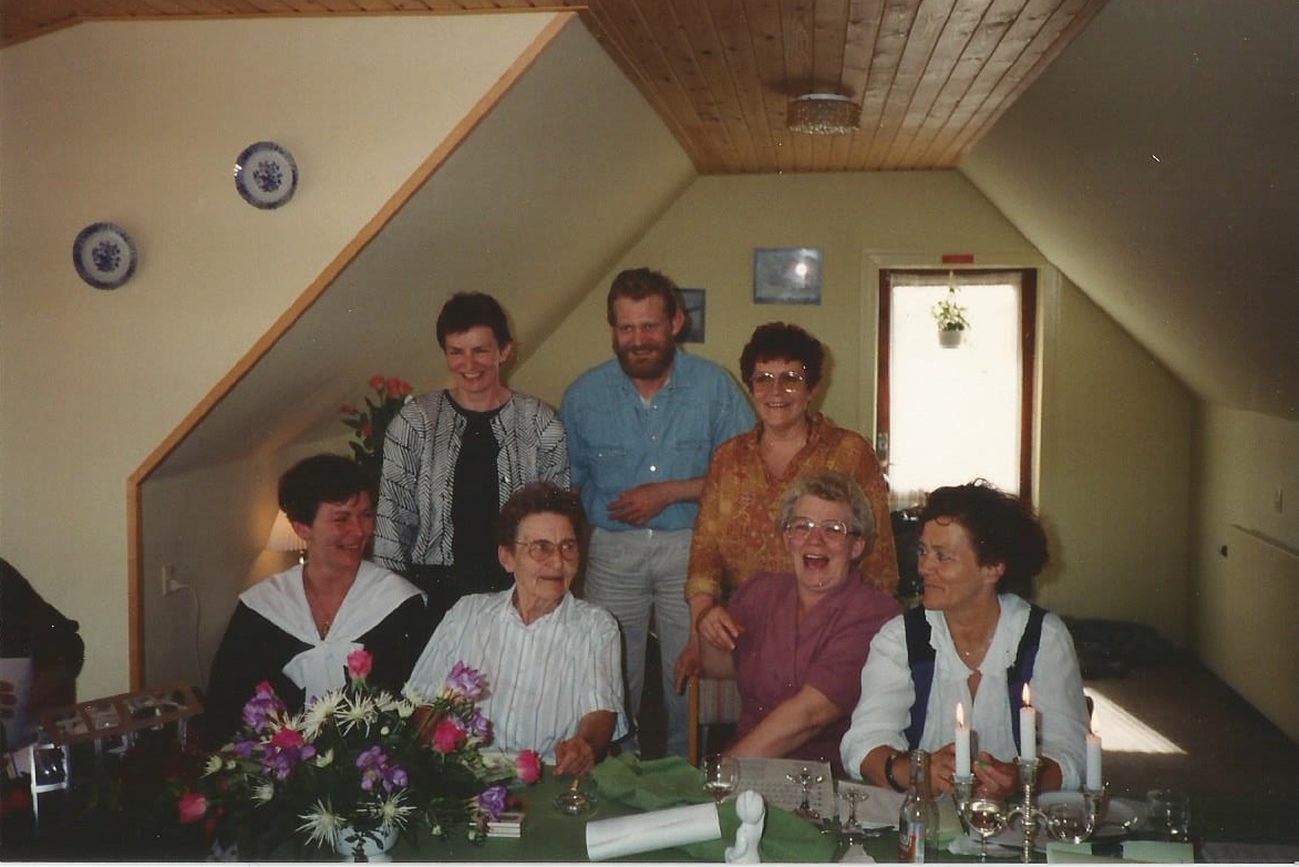 Forrest fra venstre Rinda, Edith, Lis, Gitte, bagerst fra venstre Lillie, Erik, Birthe i 1992