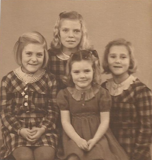 Forrest fra venstre Birthe, Rinda, Gitte, bagerst Lis, 1950