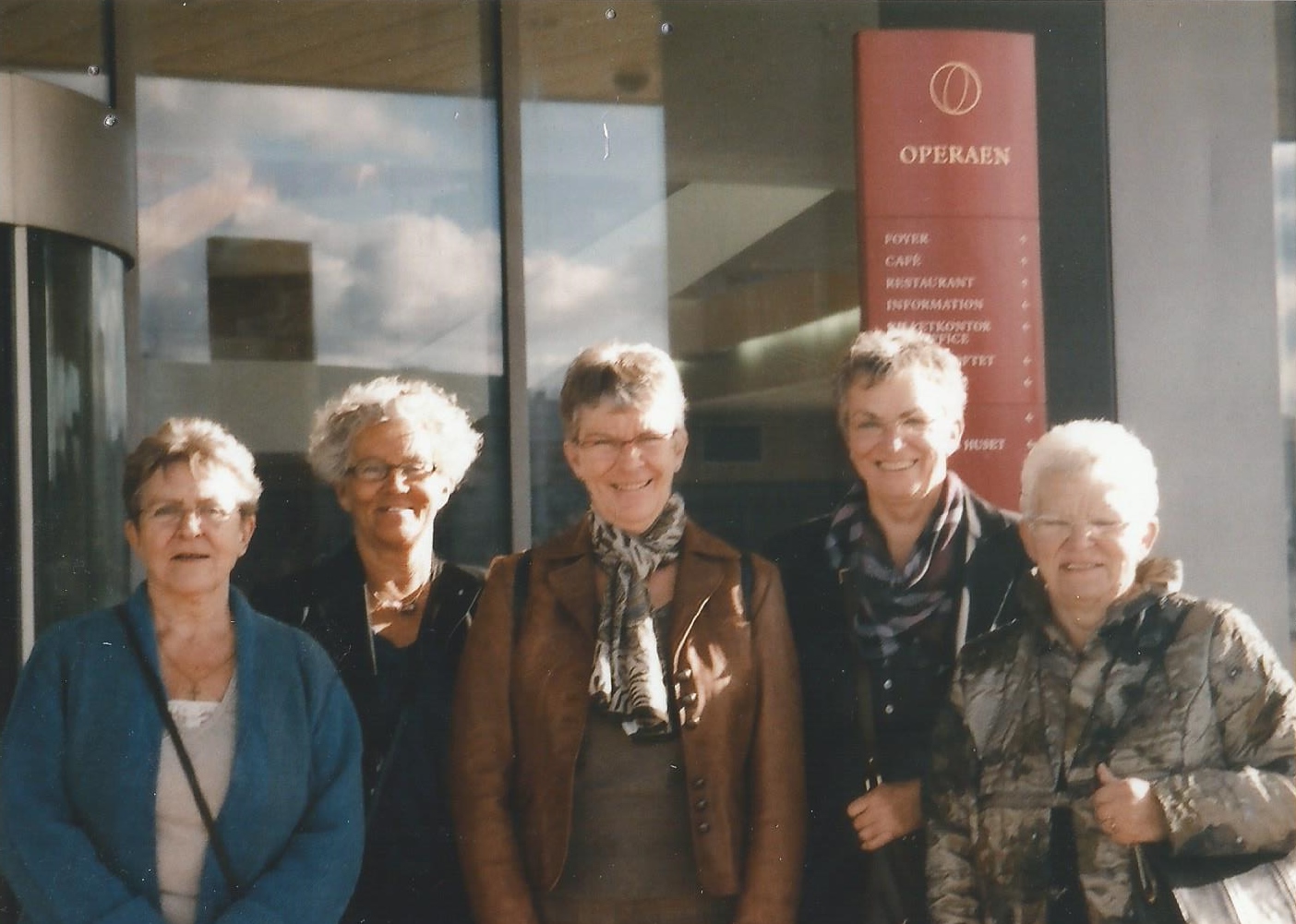 Fra venstre Birthe, Gitte, Rinda, Lillie, Lis foran Operaen 2007