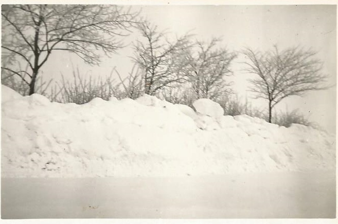 Sne langs vejen i Skodsebølle, Lolland, i vinteren 1955-56