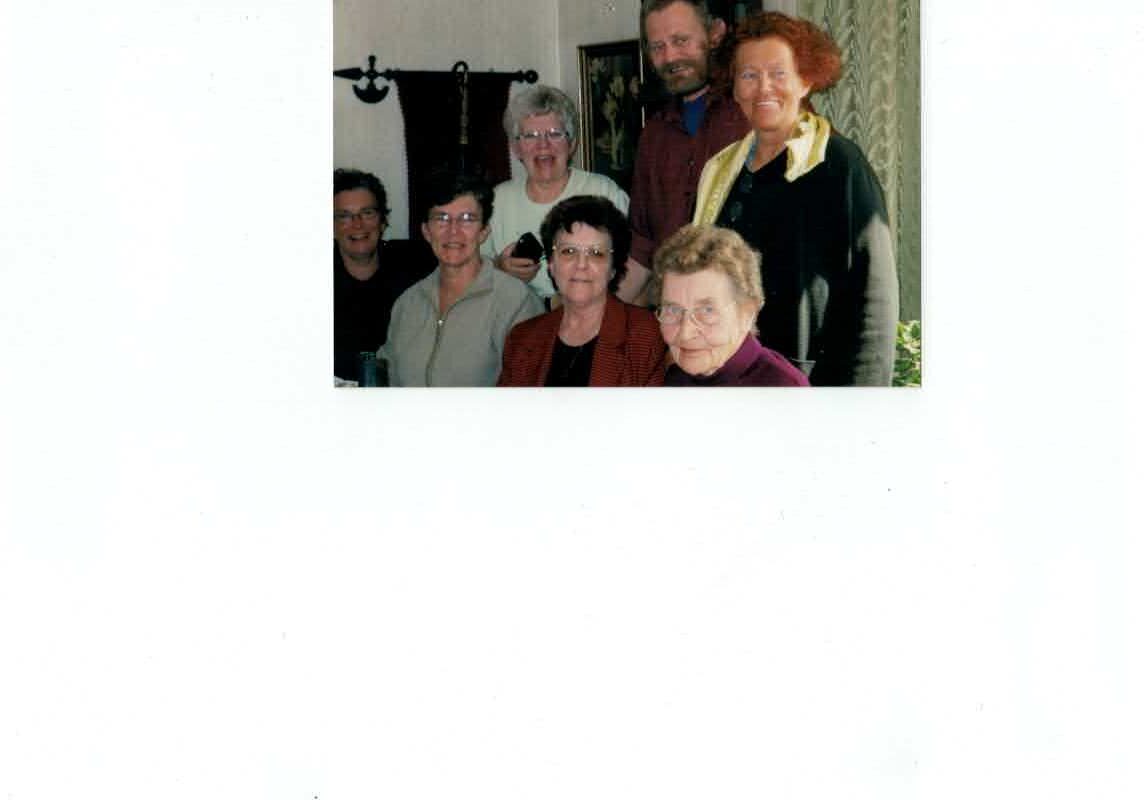 Forrest fra venstre Lillie, Rinda, Birthe, Edith, bagerst fra venstre Lis, Erik, Gitte, i 2005